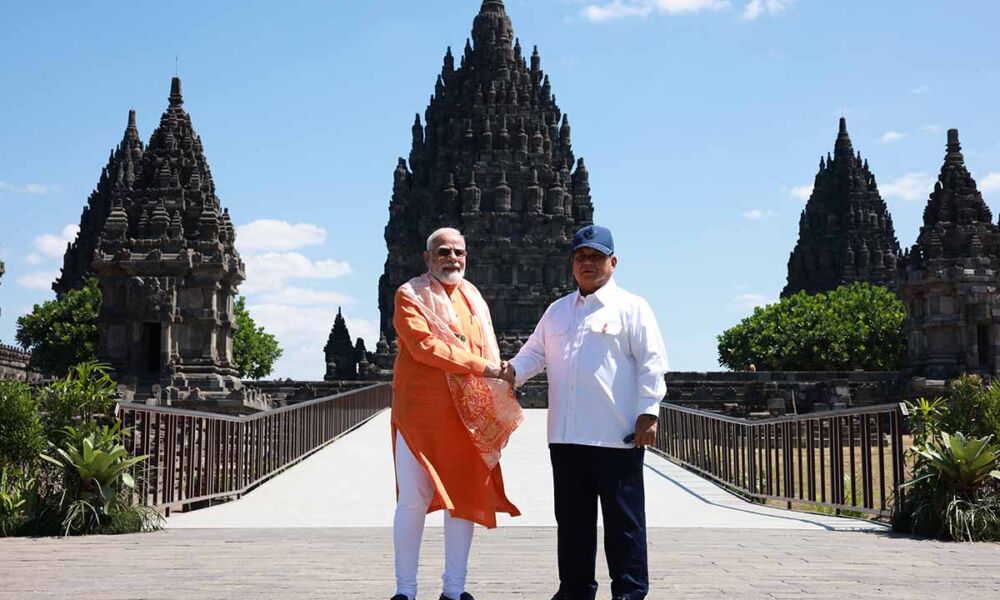 Presiden Prabowo Subianto dan Perdana Menteri India Narendra Modi berfoto bersama di kompleks Candi Prambanan, Yogyakarta, (8/7/2026). AKTUALITAS.ID/HO-BAKOM RI
