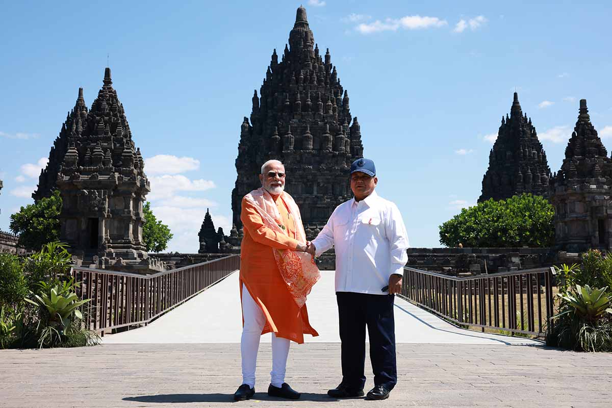 Presiden Prabowo Subianto dan Perdana Menteri India Narendra Modi berfoto bersama di kompleks Candi Prambanan, Yogyakarta, (8/7/2026). AKTUALITAS.ID/HO-BAKOM RI