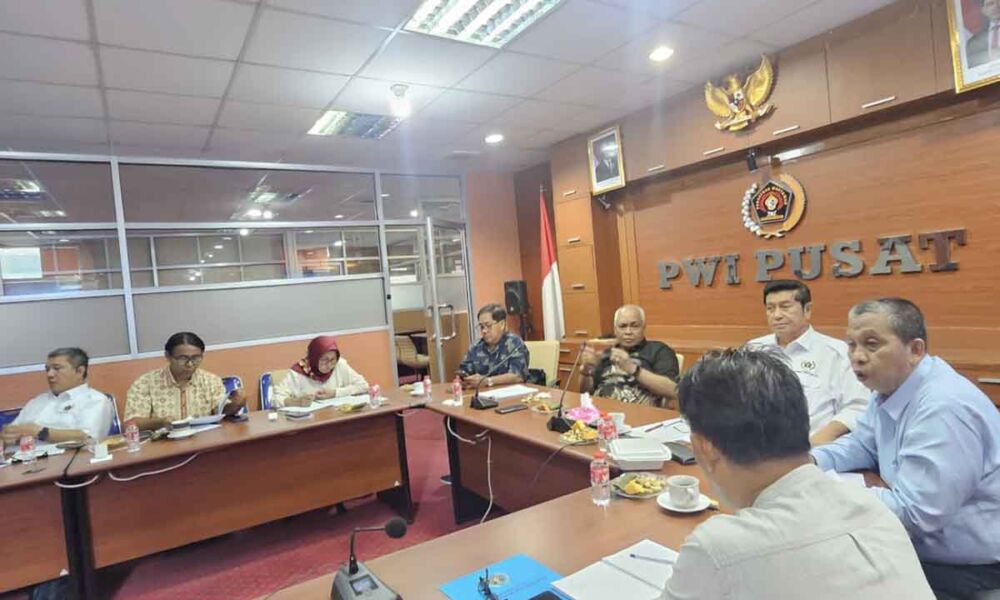 Ketua Umum PWI Pusat Akhmad Munir memimpin sosialisasi lima Peraturan Organisasi di Kantor PWI Pusat, Jakarta.