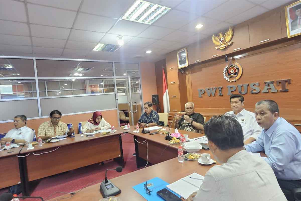 Ketua Umum PWI Pusat Akhmad Munir memimpin sosialisasi lima Peraturan Organisasi di Kantor PWI Pusat, Jakarta.