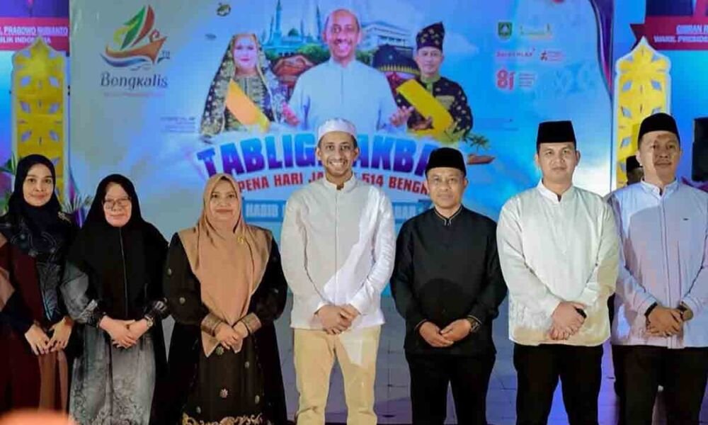 Bupati Bengkalis Kasmarni bersama Habib Husein Ja'far Al Hadar menghadiri Tabligh Akbar Hari Jadi Kabupaten Bengkalis ke-514 yang dipadati ribuan jamaah di Lapangan Tugu Bengkalis.