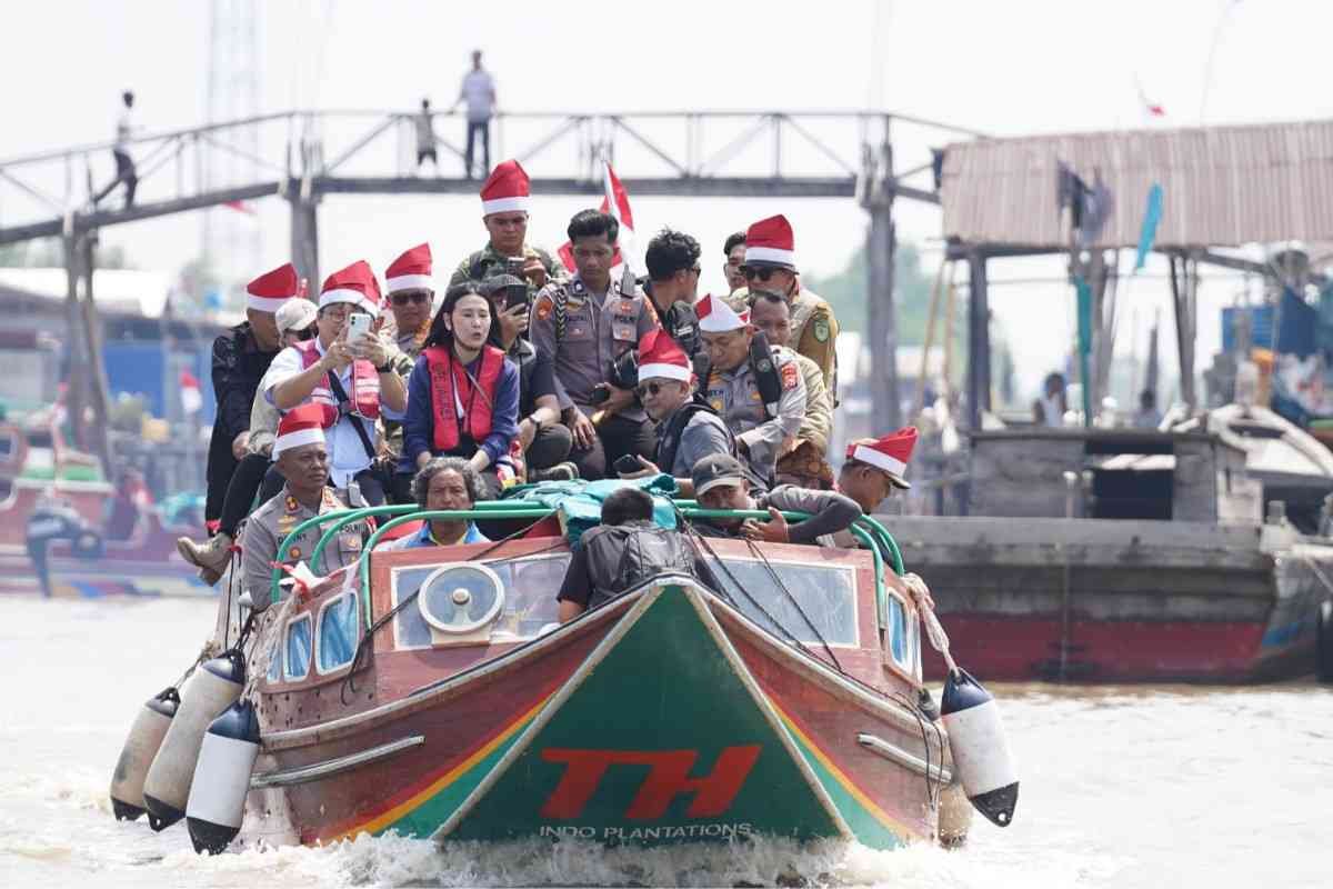 Kapolda Riau Irjen Herry Heryawan bersama rombongan Ekspedisi Merah Putih Presisi menanam mangrove di Kuala Selat, Indragiri Hilir.