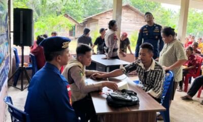 Personel Sat Polairud Polres Kepulauan Meranti menyalurkan bantuan dan pelayanan kepada warga pesisir Desa Semukut.
