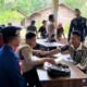 Personel Sat Polairud Polres Kepulauan Meranti menyalurkan bantuan dan pelayanan kepada warga pesisir Desa Semukut.