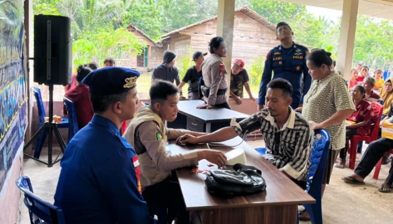 Personel Sat Polairud Polres Kepulauan Meranti menyalurkan bantuan dan pelayanan kepada warga pesisir Desa Semukut.