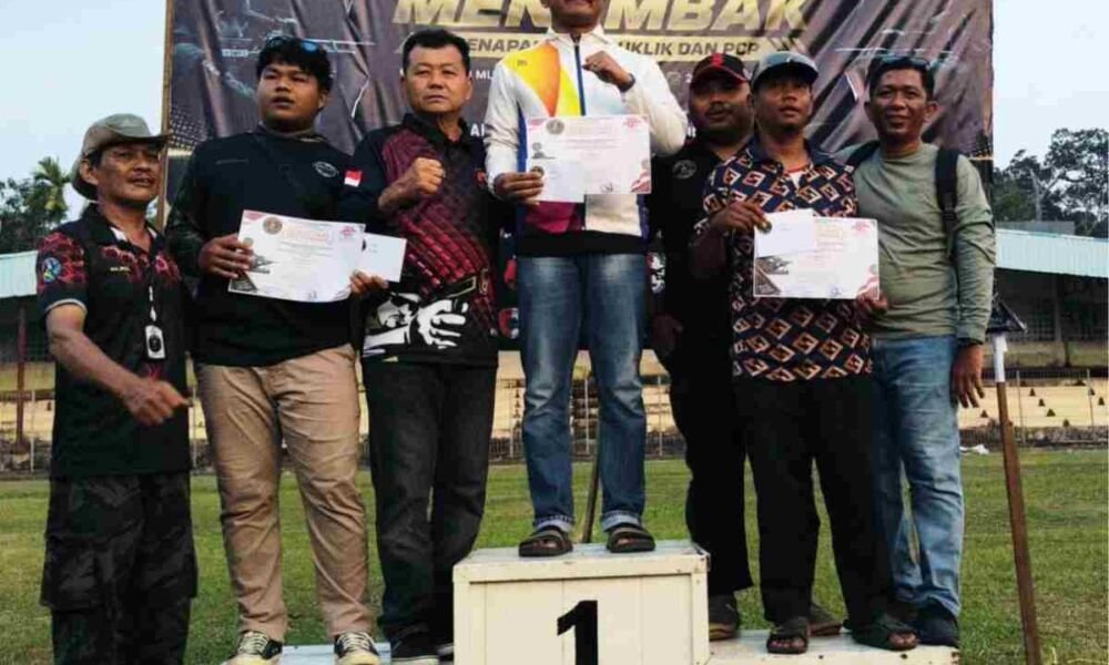 Peserta Turnamen Menembak PERBAKIN Bengkalis mengikuti pertandingan senapan angin dalam rangka HUT ke-81 Republik Indonesia.