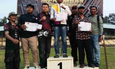 Peserta Turnamen Menembak PERBAKIN Bengkalis mengikuti pertandingan senapan angin dalam rangka HUT ke-81 Republik Indonesia.