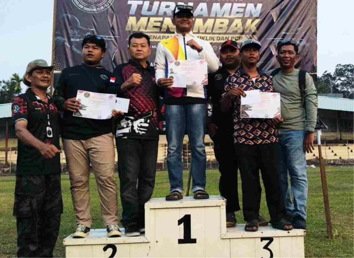 Peserta Turnamen Menembak PERBAKIN Bengkalis mengikuti pertandingan senapan angin dalam rangka HUT ke-81 Republik Indonesia.
