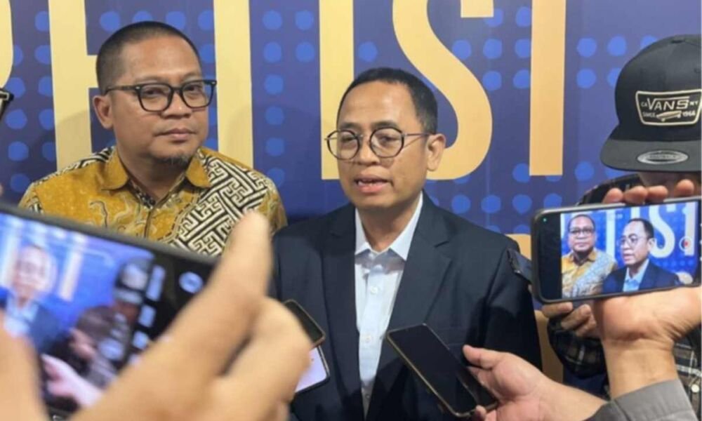 Anggota Bawaslu RI Puadi menyampaikan pandangan mengenai gagasan mahasiswa dalam Kompetisi Debat Penegakan Hukum Pemilu VI 2026.