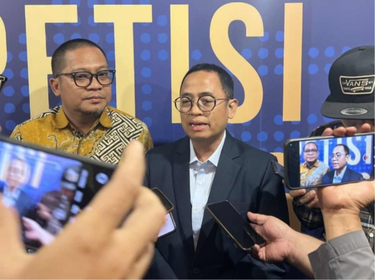 Anggota Bawaslu RI Puadi menyampaikan pandangan mengenai gagasan mahasiswa dalam Kompetisi Debat Penegakan Hukum Pemilu VI 2026.