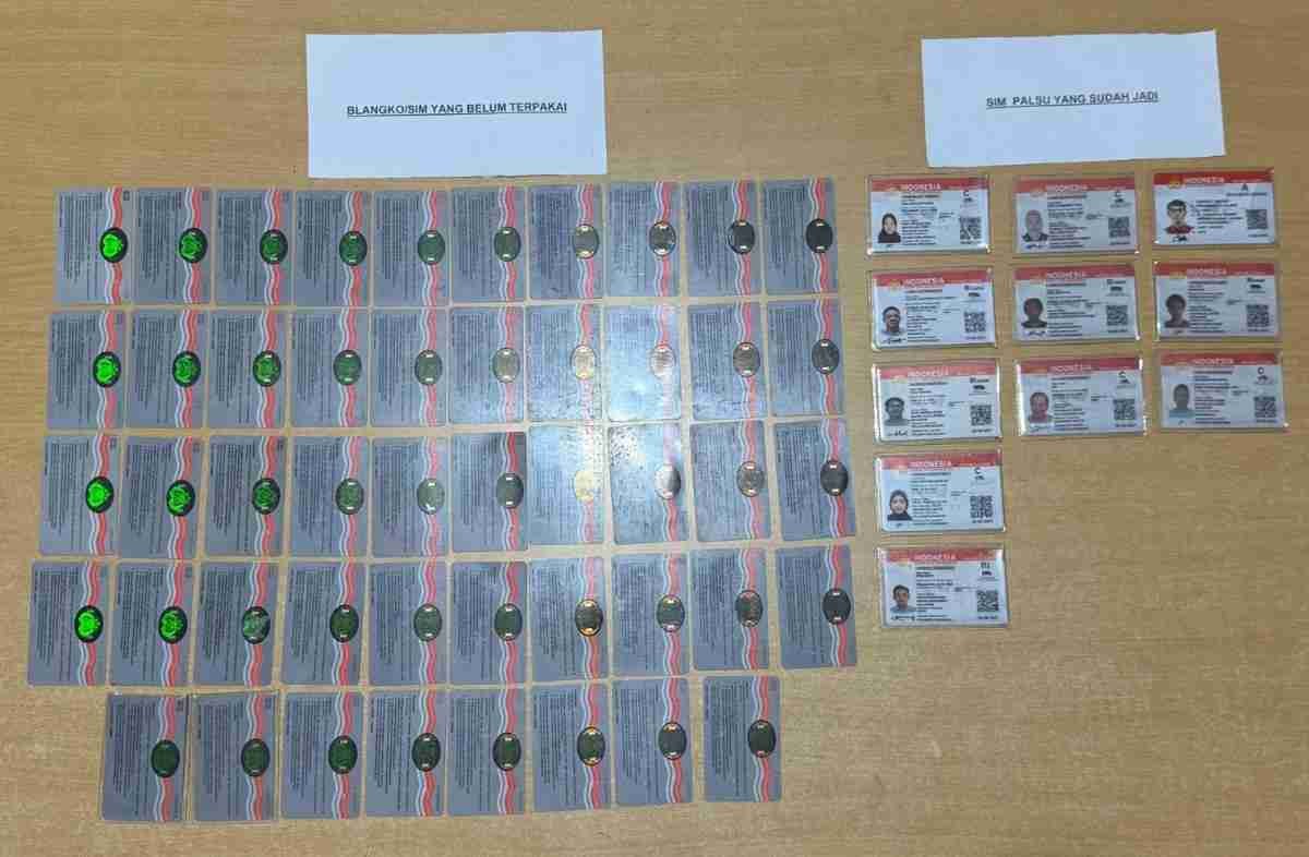Polres Siak mengungkap jaringan pemalsuan SIM dengan barang bukti kartu SIM bekas, telepon seluler, komputer, dan printer.