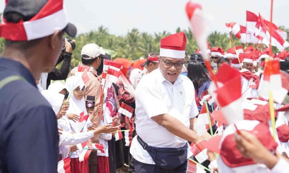 Menteri Lingkungan Hidup Jumhur Hidayat saat melakukan kunjungan Ekspedisi Merah Putih Presisi Polda Riau di Kuala Selat, Provinsi Riau 1