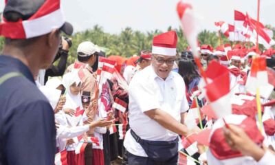 Menteri Lingkungan Hidup Jumhur Hidayat saat melakukan kunjungan Ekspedisi Merah Putih Presisi Polda Riau di Kuala Selat, Provinsi Riau 1