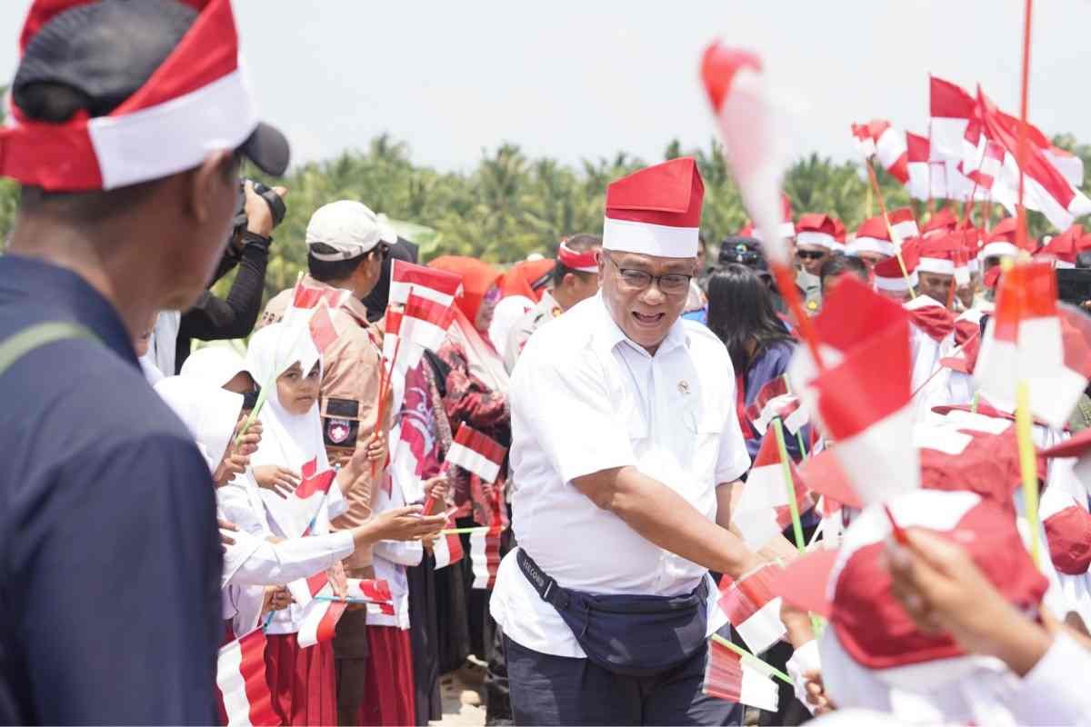 Menteri Lingkungan Hidup Jumhur Hidayat saat melakukan kunjungan Ekspedisi Merah Putih Presisi Polda Riau di Kuala Selat, Provinsi Riau 1