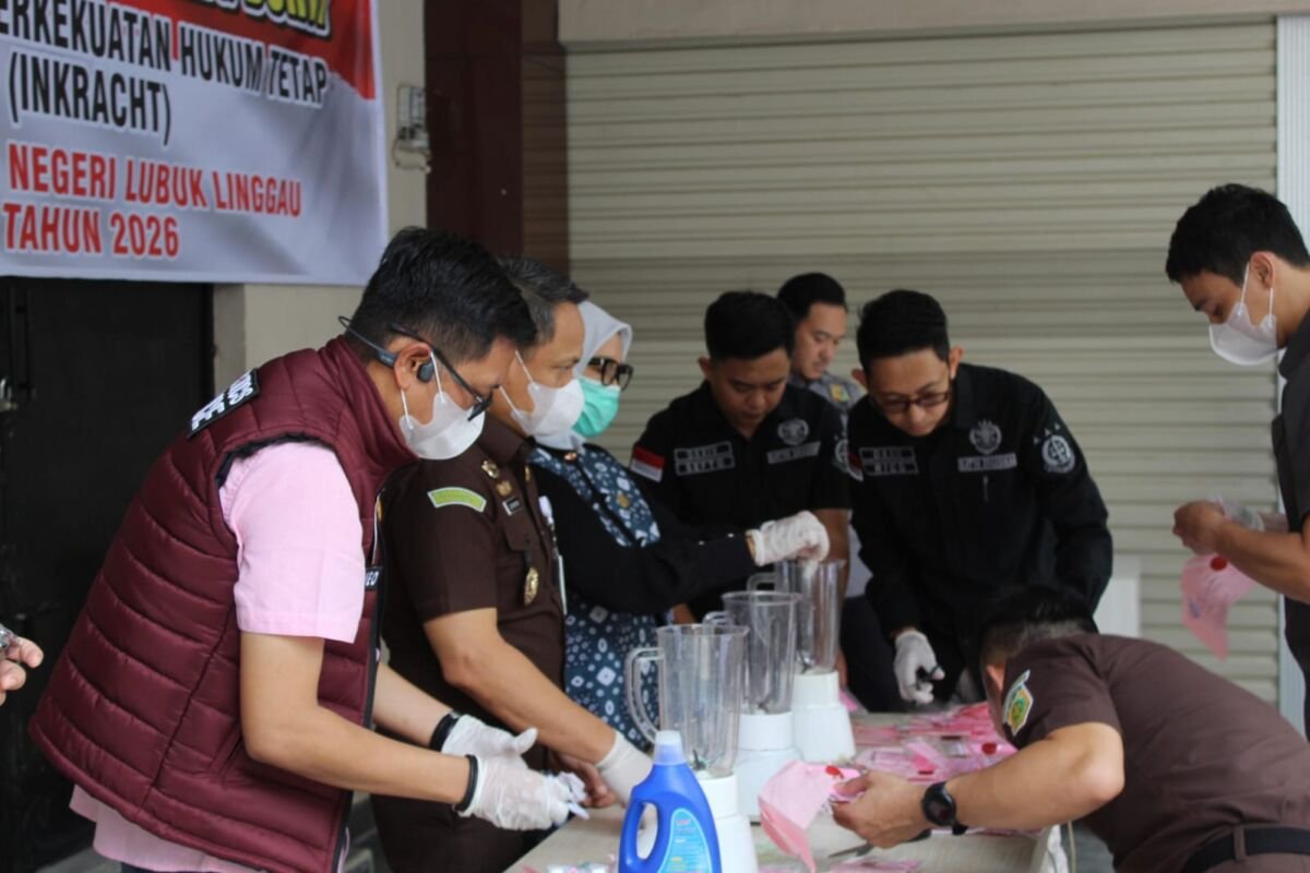 Kejari Lubuklinggau memusnahkan barang bukti perkara inkrah berupa narkotika, senjata tajam, dan barang perkara pidana lainnya.