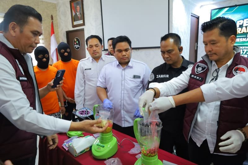 Satresnarkoba Polresta Pekanbaru melaksanakan pemusnahan barang bukti narkotika berupa 1.473 butir pil ekstasi, sabu, serta 31 pcs cartridge yang mengandung etomidate.