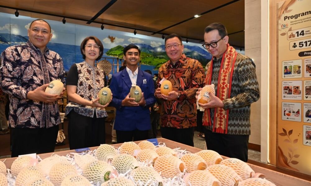 Dari kiri: Agung Kurniawan, Bendahara Pengurus Yayasan Astra–YPA MDR; Gita Tiffany Boer, Direktur Astra sekaligus Ketua Pembina Yayasan Astra–YPA MDR; Rudi Nur Hidayanto, siswa penerima Beasiswa Kuliah Yayasan Astra–YPA MDR; Gunawan Salim, Ketua Pengurus Yayasan Astra–YPA MDR; dan Boy Kelana Soebroto, Chief of Corporate Affairs Astra sekaligus Ketua Pengawas Yayasan Astra–YPA MDR, dalam rangkaian Festival Generasi Cerdas (FGC) 2026 di Menara Astra, Jakarta.