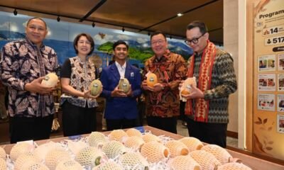 Dari kiri: Agung Kurniawan, Bendahara Pengurus Yayasan Astra–YPA MDR; Gita Tiffany Boer, Direktur Astra sekaligus Ketua Pembina Yayasan Astra–YPA MDR; Rudi Nur Hidayanto, siswa penerima Beasiswa Kuliah Yayasan Astra–YPA MDR; Gunawan Salim, Ketua Pengurus Yayasan Astra–YPA MDR; dan Boy Kelana Soebroto, Chief of Corporate Affairs Astra sekaligus Ketua Pengawas Yayasan Astra–YPA MDR, dalam rangkaian Festival Generasi Cerdas (FGC) 2026 di Menara Astra, Jakarta.