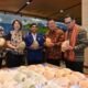 Dari kiri: Agung Kurniawan, Bendahara Pengurus Yayasan Astra–YPA MDR; Gita Tiffany Boer, Direktur Astra sekaligus Ketua Pembina Yayasan Astra–YPA MDR; Rudi Nur Hidayanto, siswa penerima Beasiswa Kuliah Yayasan Astra–YPA MDR; Gunawan Salim, Ketua Pengurus Yayasan Astra–YPA MDR; dan Boy Kelana Soebroto, Chief of Corporate Affairs Astra sekaligus Ketua Pengawas Yayasan Astra–YPA MDR, dalam rangkaian Festival Generasi Cerdas (FGC) 2026 di Menara Astra, Jakarta.