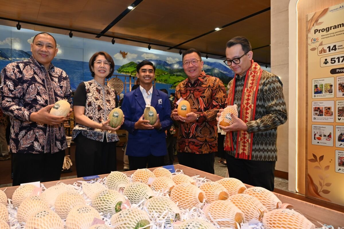 Dari kiri: Agung Kurniawan, Bendahara Pengurus Yayasan Astra–YPA MDR; Gita Tiffany Boer, Direktur Astra sekaligus Ketua Pembina Yayasan Astra–YPA MDR; Rudi Nur Hidayanto, siswa penerima Beasiswa Kuliah Yayasan Astra–YPA MDR; Gunawan Salim, Ketua Pengurus Yayasan Astra–YPA MDR; dan Boy Kelana Soebroto, Chief of Corporate Affairs Astra sekaligus Ketua Pengawas Yayasan Astra–YPA MDR, dalam rangkaian Festival Generasi Cerdas (FGC) 2026 di Menara Astra, Jakarta.