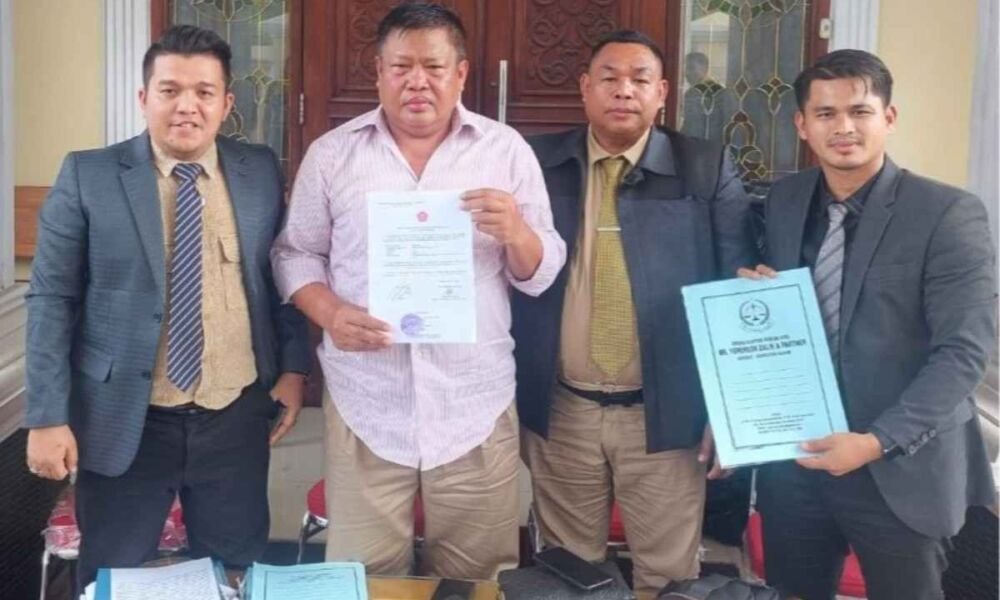 Kuasa hukum Maulana memberikan keterangan terkait laporan dugaan perzinahan perwira tinggi TNI AL ke Puspom TNI di Martapura.