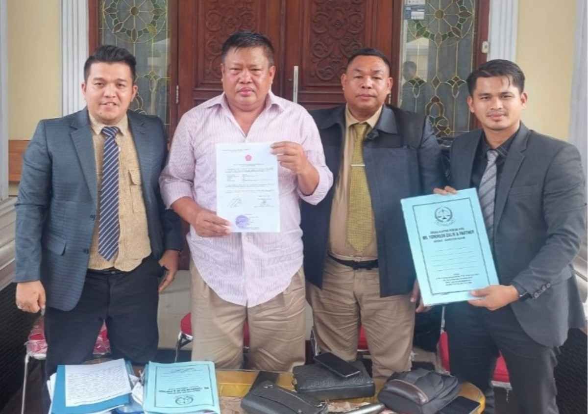 Kuasa hukum Maulana memberikan keterangan terkait laporan dugaan perzinahan perwira tinggi TNI AL ke Puspom TNI di Martapura.