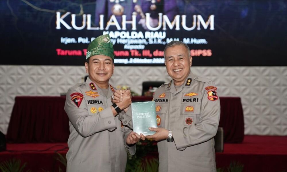 Irjen Herry Heryawan memberikan kuliah umum kepada Taruna Akademi Kepolisian di Semarang, Sabtu (3/10/2026).