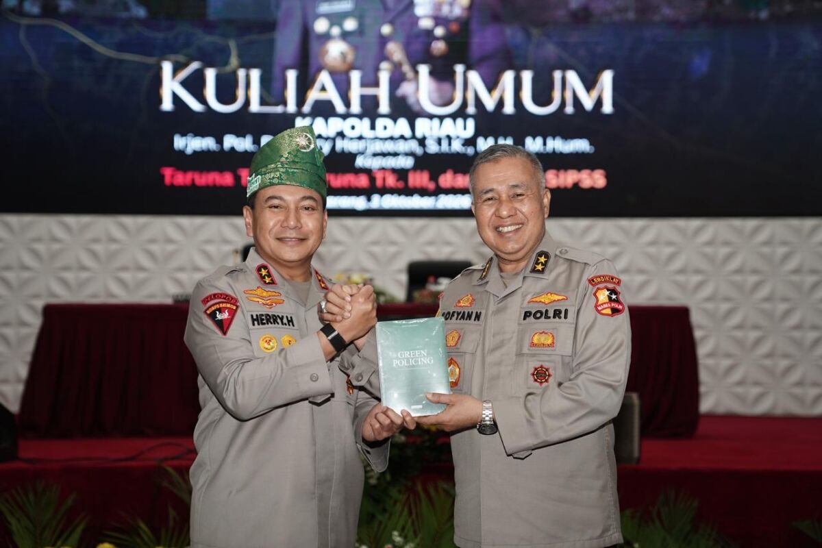 Irjen Herry Heryawan memberikan kuliah umum kepada Taruna Akademi Kepolisian di Semarang, Sabtu (3/10/2026).