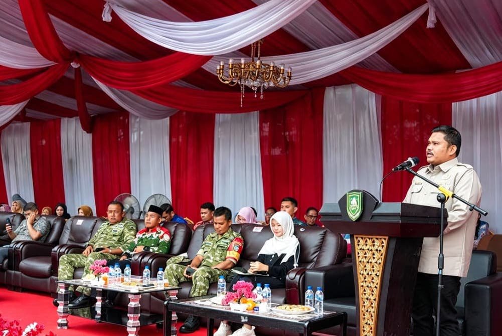 Ketua DPRD Bengkalis Septian Nugraha bersama peserta saat penutupan Lomba PBB Kreasi empat kecamatan